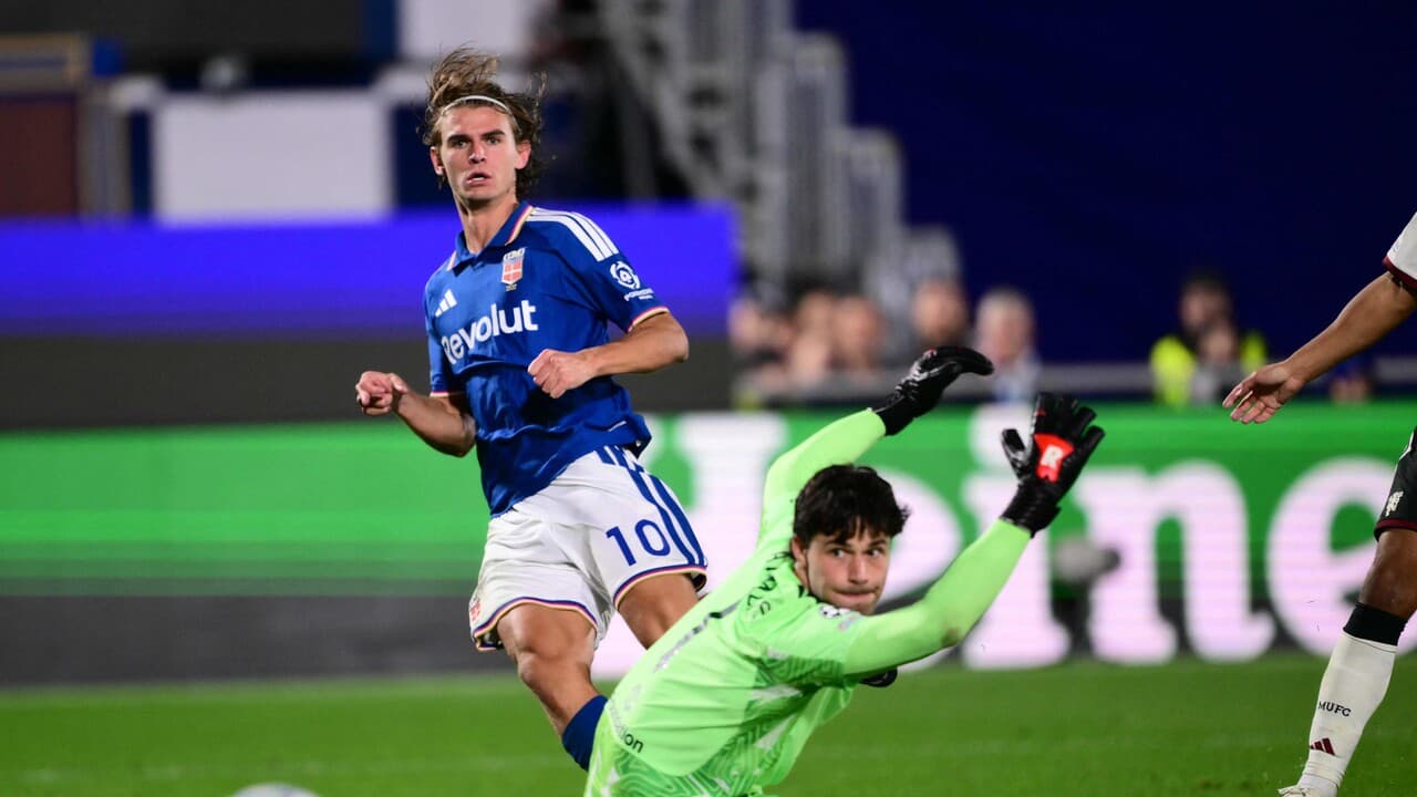 Champions League: show di Nico Paz, un Como sfavillante travolge lo United
