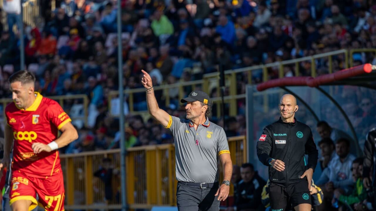 Il Catanzaro esonera Gorgone, via anche lo staff tecnico