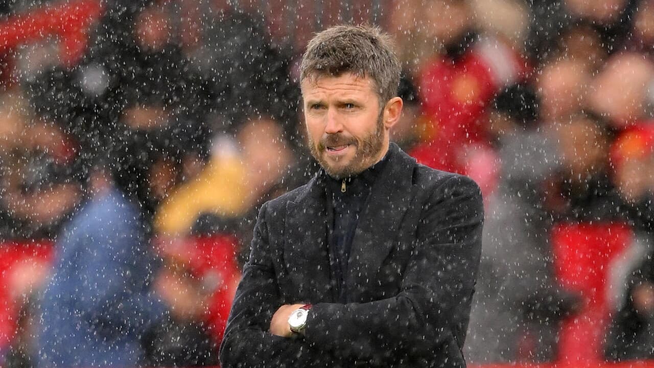 Lo United conferma per ora Carrick, tifosi contestano giocatori