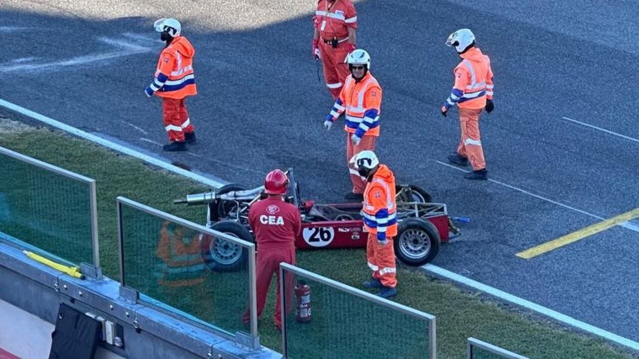 Gp storico F1, auto F.Ford tampona e si ribalta sul rettilineo del Mugello