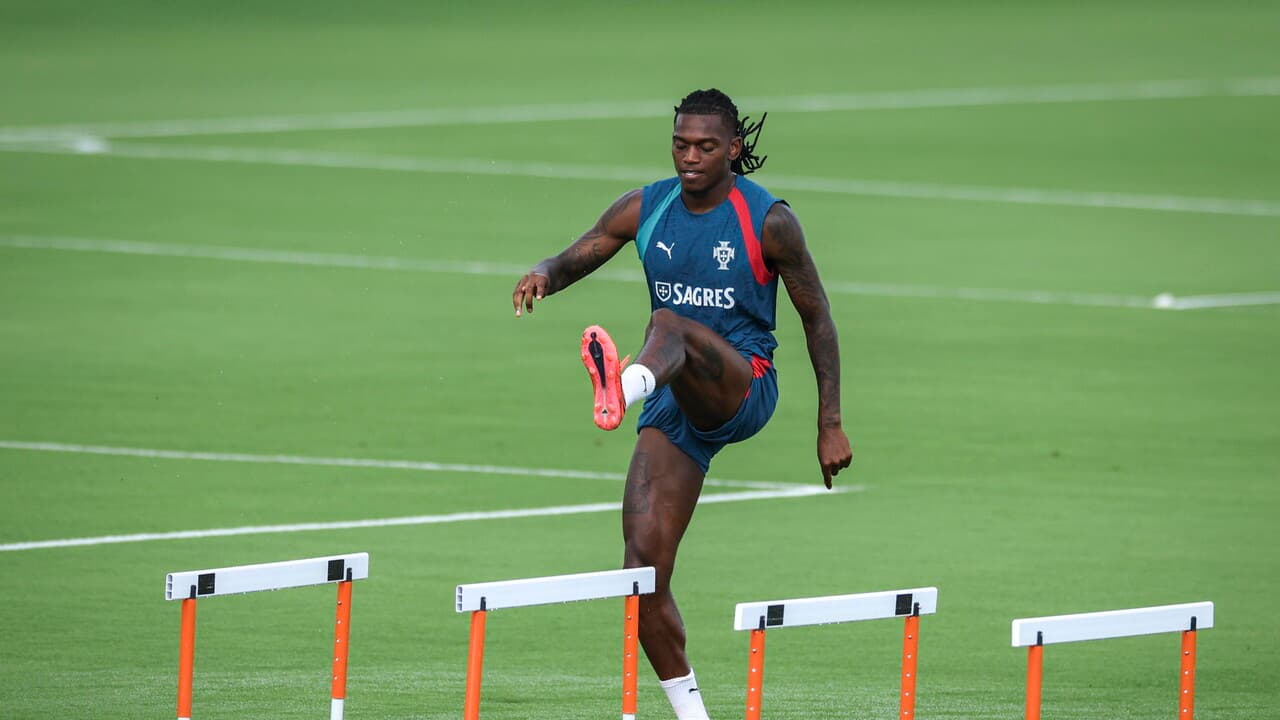 Leao si allena ma deve decidere del suo futuro lontano dal Milan