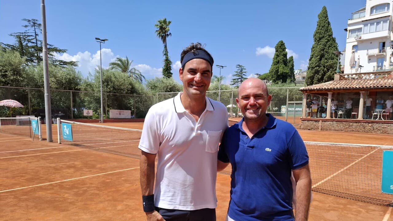 Tennis: Federer gioca sui campetti in terra rossa di Taormina