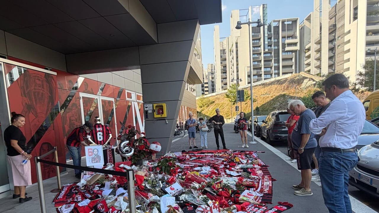 Salvini lascia sciarpa con il 6 di Baresi a Casa Milan, 'è stato un esempio'