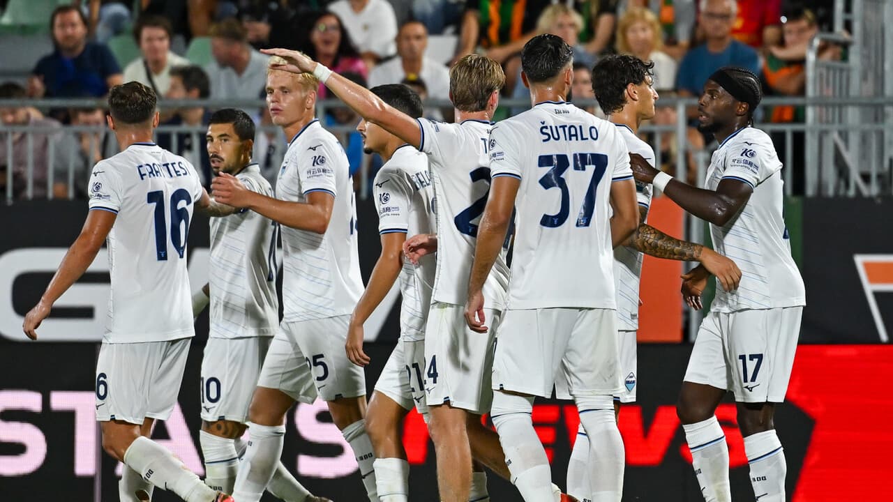 La Lazio vince 2-0 a Venezia e raggiunge Inter e Roma in vetta