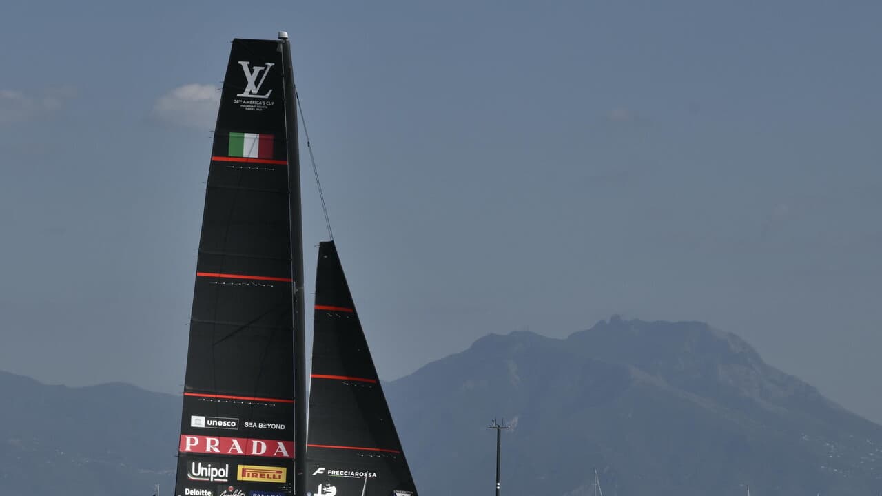 Luna Rossa batte New Zealand e vince la regata preliminare di Napoli