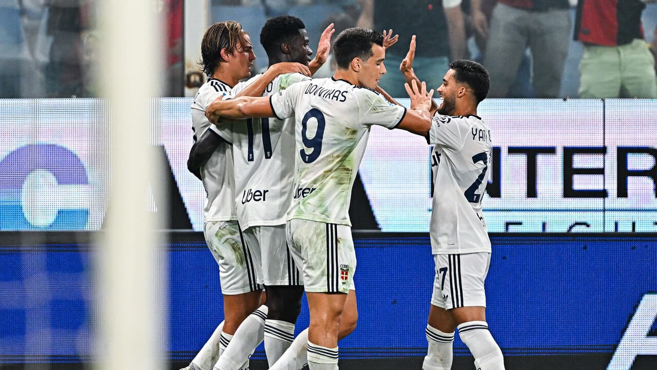 È un Como da sogno, 4-1 al Genoa e capolista per una notte
