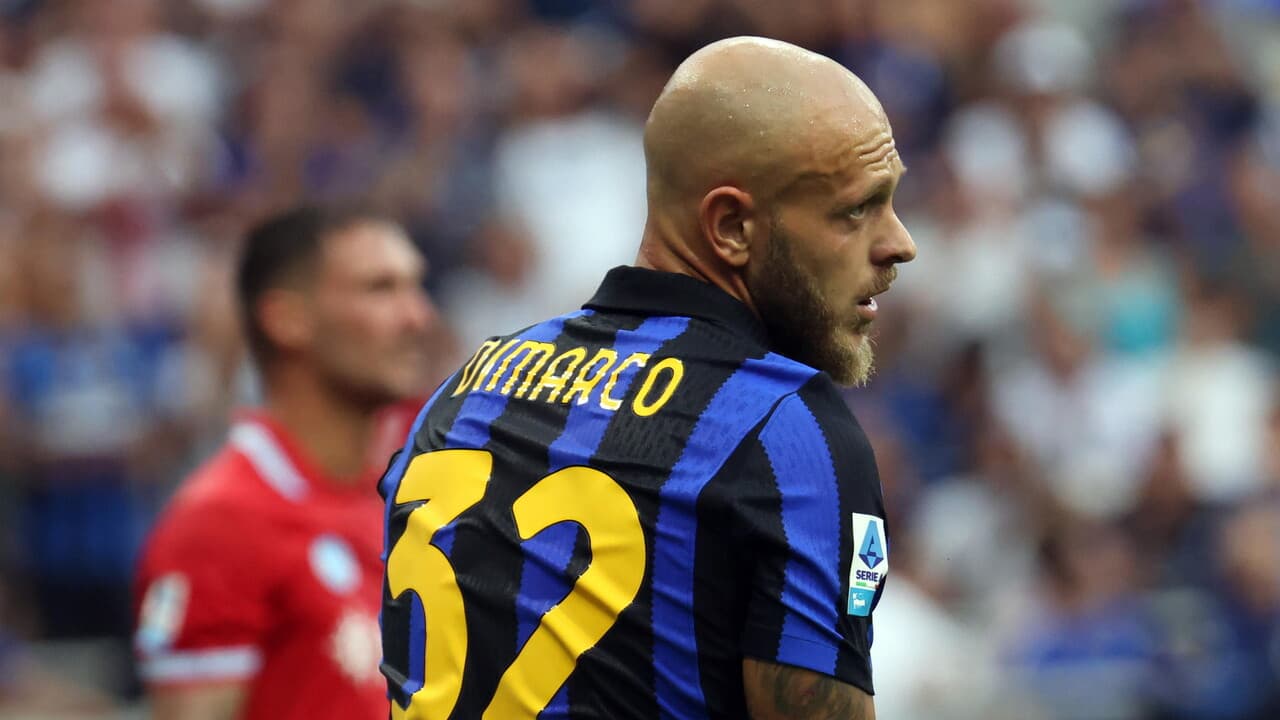 Inter: lieve distorsione al ginocchio per Dimarco