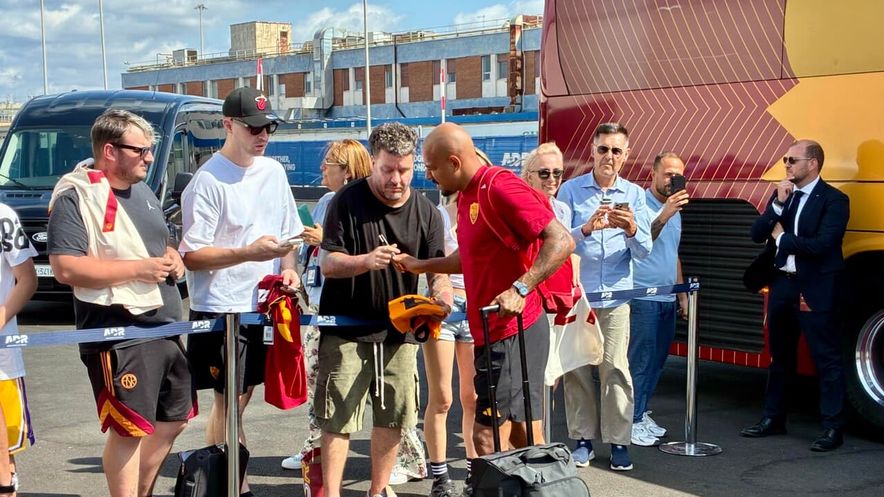 Champions League: tifosi giallorossi salutano la Roma in partenza per Istanbul